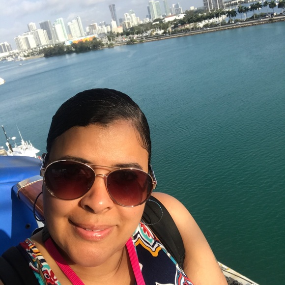 Meet your Posher, Leah - Picture 3 of 5